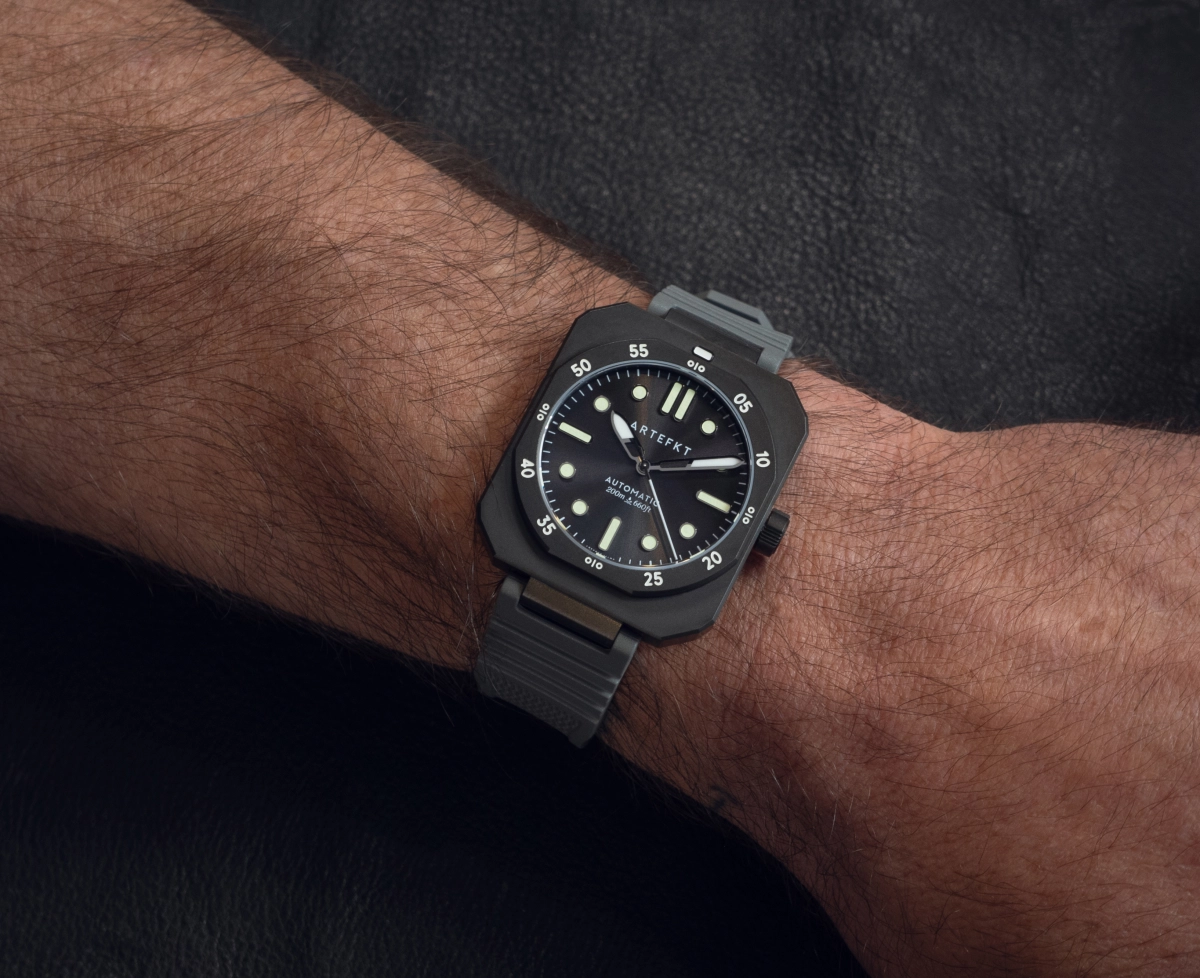 Artefkt Watchess background