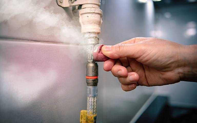 Fontanero en Fuengirola de fondo