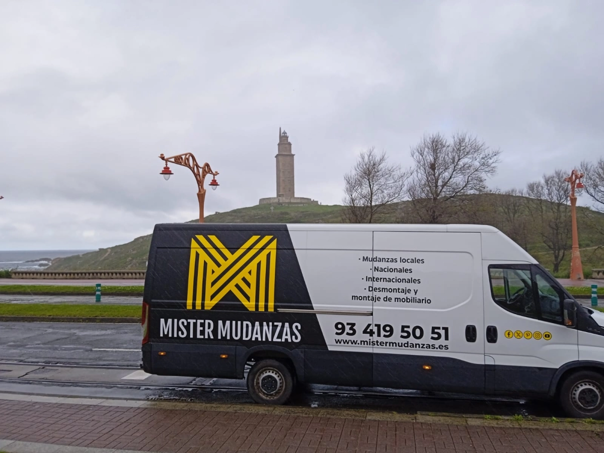 Mister mudanzas Barcelona de fondo