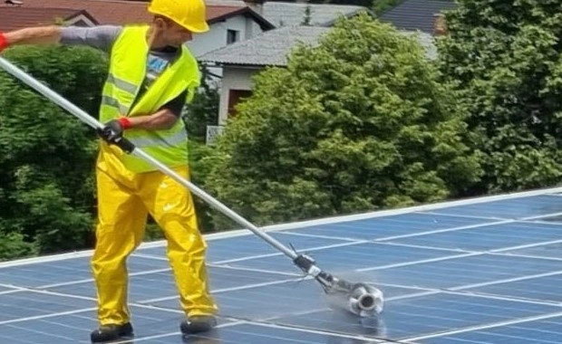 Pozadina Čiščenje sončne elektrarne - REvital SOLAR
